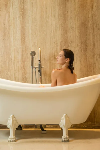 Retrato Una Joven Que Relaja Bañera Cuidado Orgánico Piel Lujoso —  Fotos de Stock