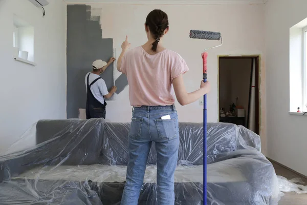 Ein Junges Paar Das Der Renovierung Seiner Neuen Wohnung Arbeitet — Stockfoto