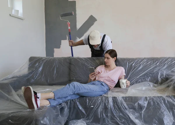 Una Joven Pareja Trabajando Una Renovación Nuevo Apartamento Pintando Pared — Foto de Stock