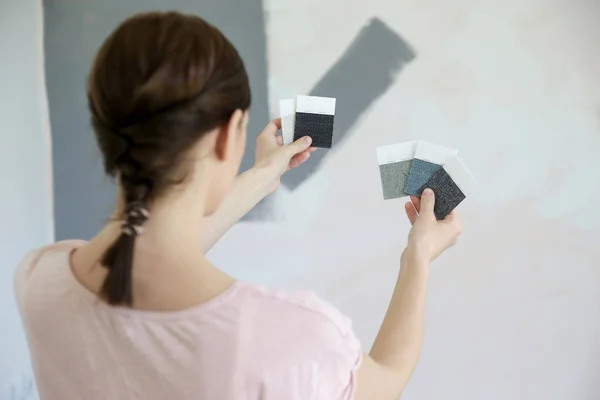 Mujer Joven Eligiendo Tono Perfecto Gris Para Las Paredes Nuevo — Foto de Stock