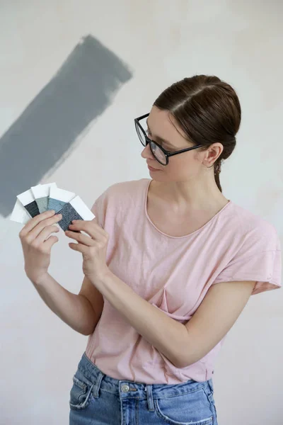 Mujer Joven Eligiendo Tono Perfecto Gris Para Las Paredes Nuevo — Foto de Stock