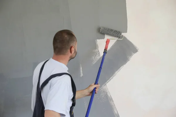 Man Painting Gray Paint White Wall — Stock Photo, Image