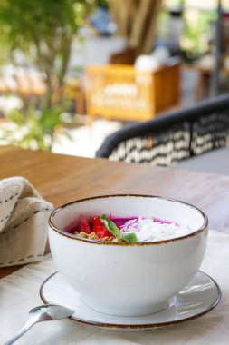 Granola ve dilimlenmiş badem ile Dragon meyve smoothie kase, sağlıklı lezzetli kahvaltı seçeneği