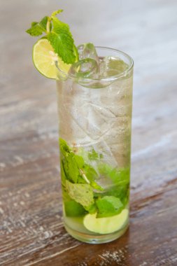 Bir bardak naneli alkolsüz mojito
