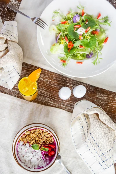 Restoran Masasında Servis Edilen Sağlıklı Organik Vejetaryen Yiyecekler — Stok fotoğraf