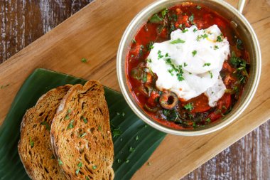 Domates soslu haşlanmış yumurta ev yapımı siyah ekmek ile servis