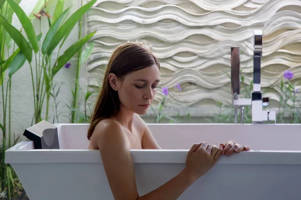 Porträt Einer Schönen Jungen Frau Die Der Badewanne Ruht Entspannungs — Stockfoto