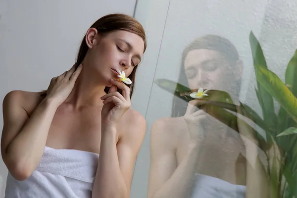 Πορτραίτο Μιας Όμορφης Νεαρής Γυναίκας Στο Μπάνιο Φορώντας Μια Λευκή — Φωτογραφία Αρχείου