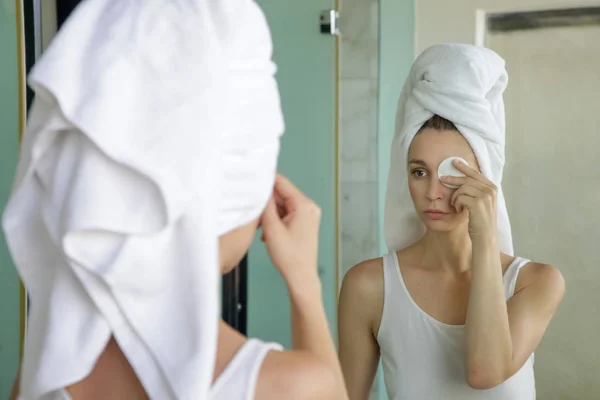 Porträt Einer Schönen Jungen Frau Mit Einem Handtuch Auf Dem — Stockfoto