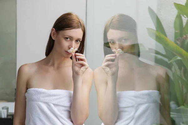 Retrato Una Hermosa Joven Baño Usando Una Toalla Blanca Sosteniendo —  Fotos de Stock