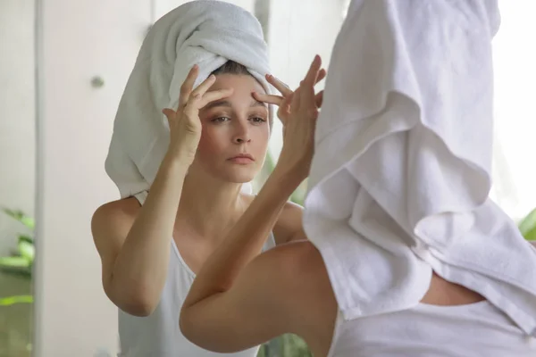 Retrato Una Hermosa Joven Con Una Toalla Cabeza Pie Baño —  Fotos de Stock