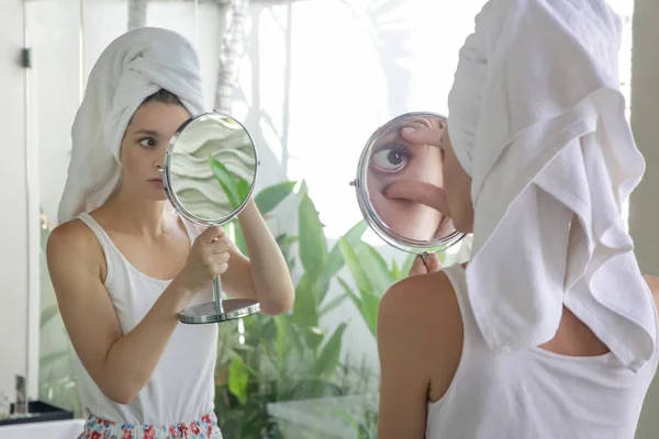 Den Unga Flickan Kontrollera Hennes Ögon Spegeln — Stockfoto