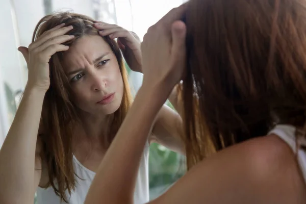 Retrato Una Hermosa Mujer Joven Examinando Cuero Cabelludo Cabello Frente — Foto de Stock