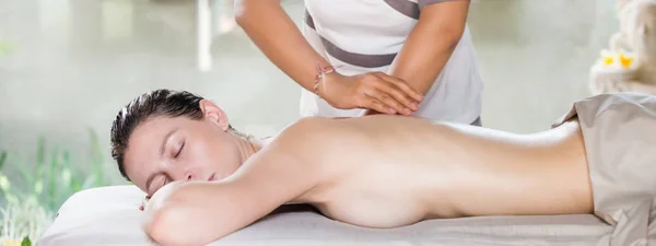 Massagem Nas Costas Pescoço Ombro Salão Spa Jovem Que Recebe — Fotografia de Stock