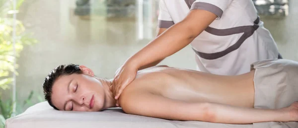 Rygg Nack Och Axelmassage Spa Salongen Ung Kvinna Som Får — Stockfoto