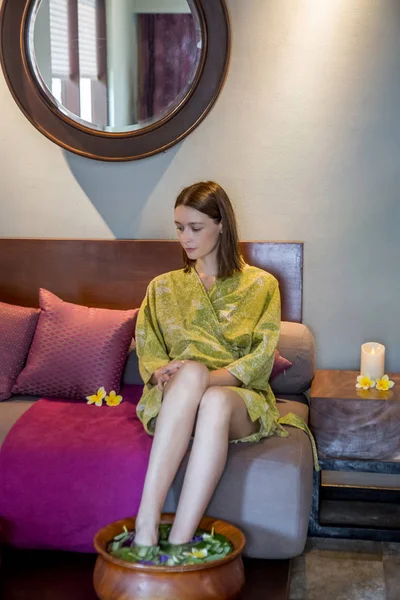 Uma Jovem Mulher Manto Verde Sentada Spa Beleza Relaxando Pés — Fotografia de Stock