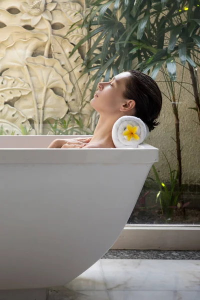年轻女子在浴缸中放松的肖像 在豪华酒店水疗中心的有机护肤 幸福和自我护理的概念 — 图库照片