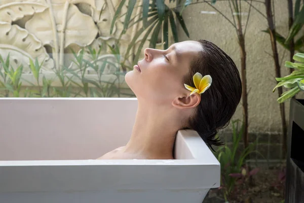 Retrato Uma Jovem Relaxante Banheira Cuidado Orgânico Pele Luxuoso Spa — Fotografia de Stock