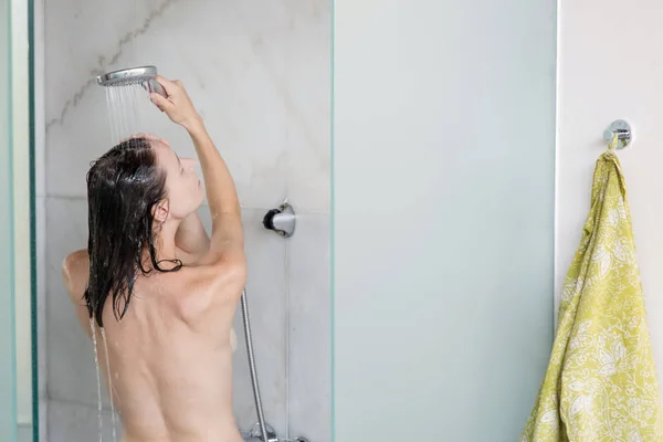 Mujer Joven Tomando Una Ducha Bienestar Cuidado Corporal Concepto Belleza — Foto de Stock