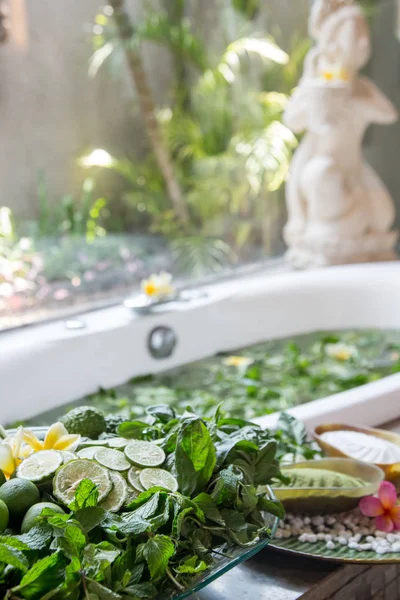 Badewanne Voller Grüner Blätter Wasser Naturkräuterbad Wellness Genuss Regenerierendes Kräuterbad — Stockfoto