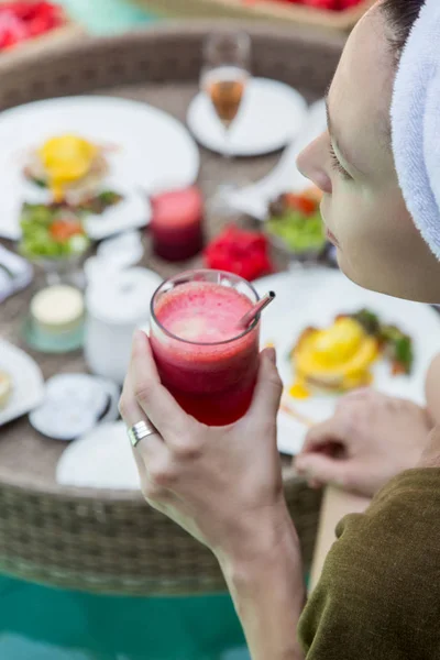 デトックスジュースを飲む女性のクローズアップ画像 一日の良いスタートとして健康的な朝食 — ストック写真