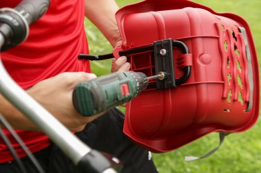 Ön bisiklet bebek koltuğu kurulum adımları. Görüntüler bir dizi, nasıl bir bisiklet gidon üzerinde çocuk koltuğu koymak için