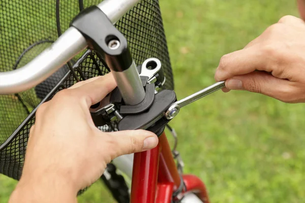 Främre Cykel Baby Seat Installationssteg Serie Bilder Hur Man Sätter — Stockfoto
