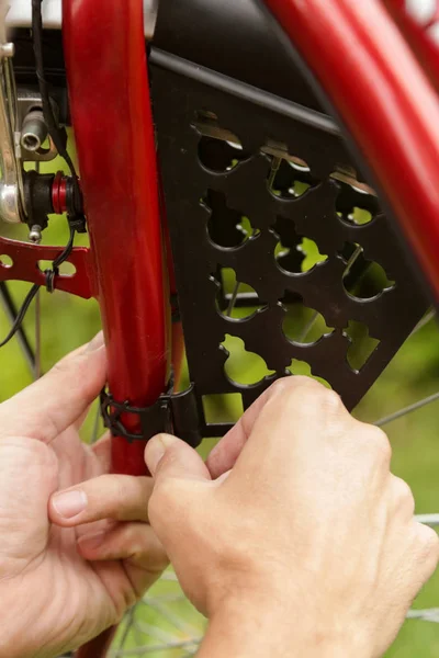 Främre Cykel Baby Seat Installationssteg Serie Bilder Hur Man Sätter — Stockfoto