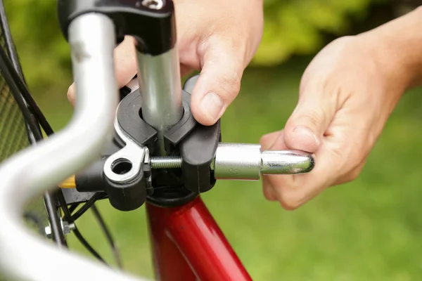 Front bicycle baby seat installation steps. A series of images, how to put kid seat on a bicycle handlebar