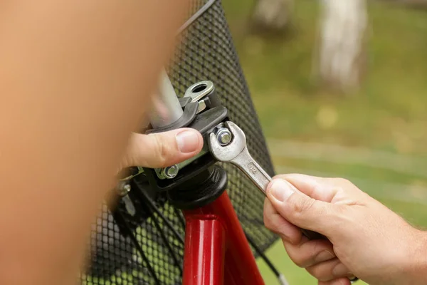 Front bicycle baby seat installation steps. A series of images, how to put kid seat on a bicycle handlebar