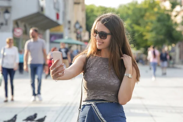 Giovani Donne Attraenti Che Fanno Selfie Strada — Foto Stock