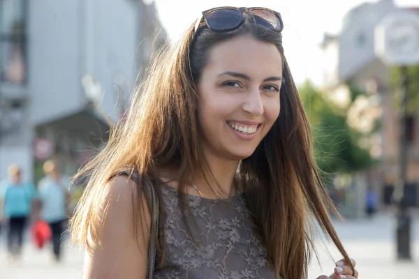 Buiten Portret Van Een Jonge Lachende Vrouw Straat — Stockfoto