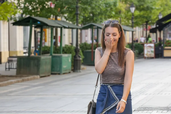 Buiten Portret Van Een Jonge Lachende Vrouw Straat — Stockfoto