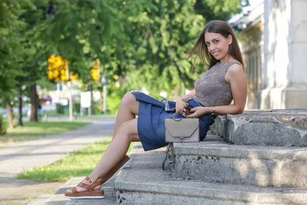 Joyeux Jeune Femme Assise Dans Les Escaliers Ville Portrait Extérieur — Photo