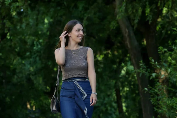 Hermosa Joven Caminando Parque Retrato Aire Libre Cándida Día Verano —  Fotos de Stock