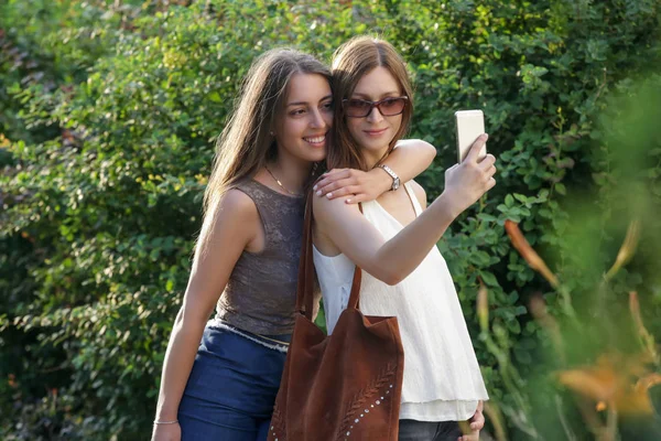 Dwie Kobiety Biorące Selfie Parku Kobieta Przyjaciele Bawią Się Letni — Zdjęcie stockowe