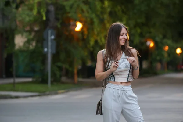 Молодая Модная Женщина Позирует Улице Летний Вечер — стоковое фото