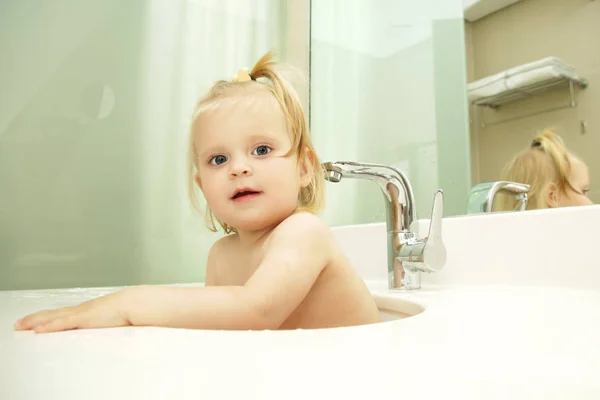 Bonito Bebê Loiro Tomando Banho Lavatório Banheiro — Fotografia de Stock
