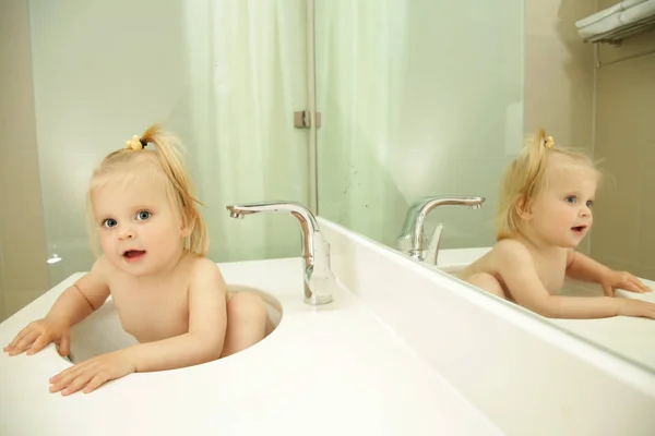 Roztomilá Blondýnka Která Koupala Koupelně — Stock fotografie