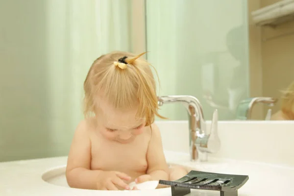 Bébé Blonde Mignonne Prenant Bain Dans Évier Salle Bain — Photo