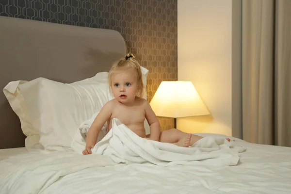 Симпатична Блондинка Дитина Сидить Великому Ліжку — стокове фото