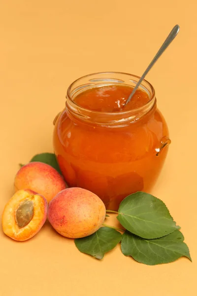 Pot Abrikozen Jam Verse Abrikozen Een Oranje Achtergrond — Stockfoto