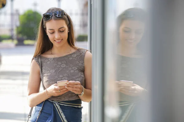 路上でスマートフォンにメッセージを入力する女性 携帯電話を使用して街の若いかわいい女の子 — ストック写真