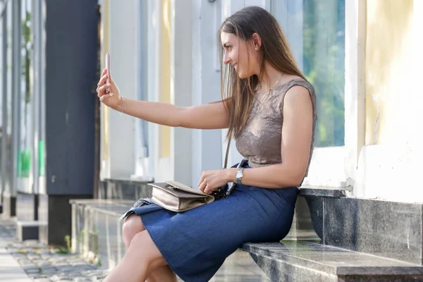 Stylová Módní Žena Dlouhými Hnědými Vlasy Dělá Ulici Selat — Stock fotografie