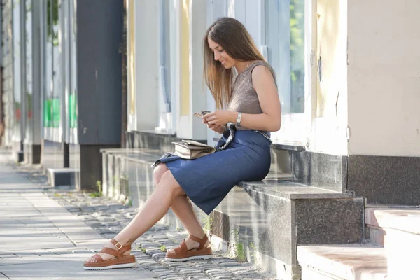 Kobieta Wpisując Wiadomość Smartfonie Ulicy Młoda Ładna Dziewczyna Mieście Pomocą — Zdjęcie stockowe