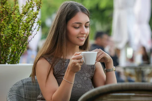 Porträtt Ung Vacker Kvinna Som Sitter Ett Kafé Utomhus Dricka — Stockfoto