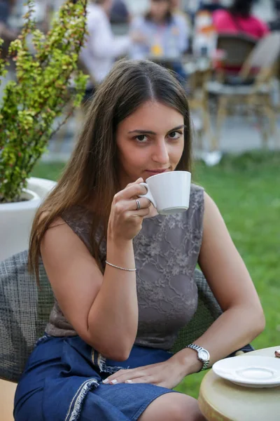 Bir Kafede Oturan Genç Güzel Bir Kadının Portresi Açık Içme — Stok fotoğraf