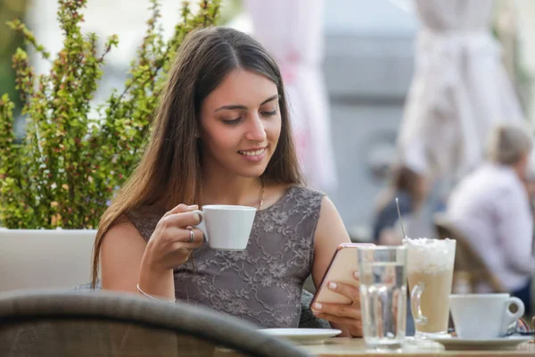 Портрет Молодой Красивой Женщины Сидящей Кафе Открытом Воздухе Пьющей Кофе — стоковое фото