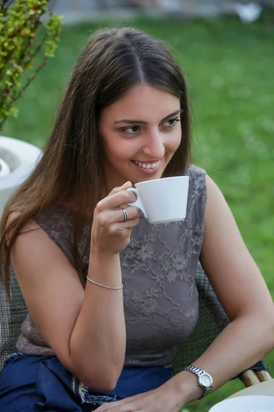 Портрет Молодой Красивой Женщины Сидящей Кафе Открытом Воздухе Пьющей Кофе — стоковое фото