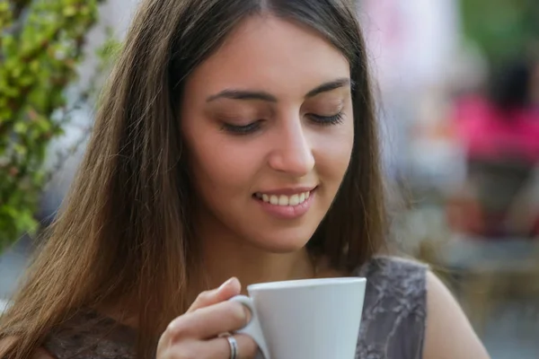 Porträtt Ung Vacker Kvinna Som Sitter Ett Kafé Utomhus Dricka — Stockfoto